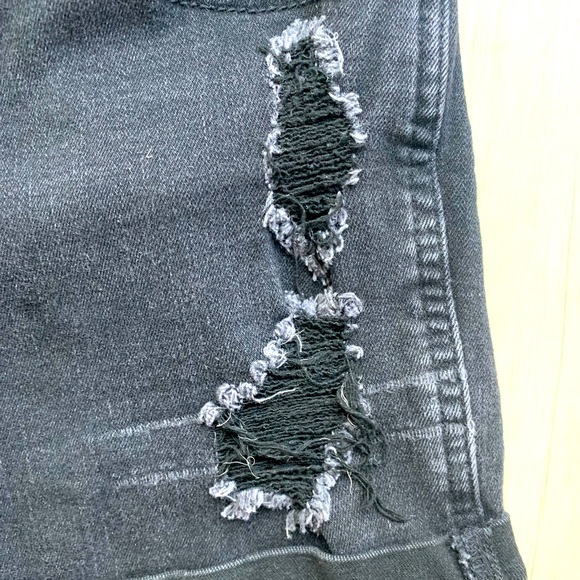 Hollister High-Rise Jean Shorts 3” - Picture 3 of 5